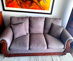 <p>vendo sillón 3 Cuerpos  base madera tallada  forrado en excelente estado</p>