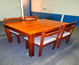 <p>Comedor madera maciza más 4 sillas</p>