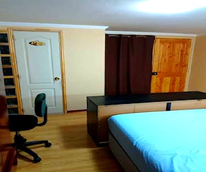 <p>Arriendo habitación amoblada grande a persona sola Av. España con Toesca</p>