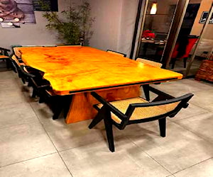 <p>Mesa rústica para comedor o terraza con pletina en las cabeceras y dos bases cónicas unidas con una trasversal</p>