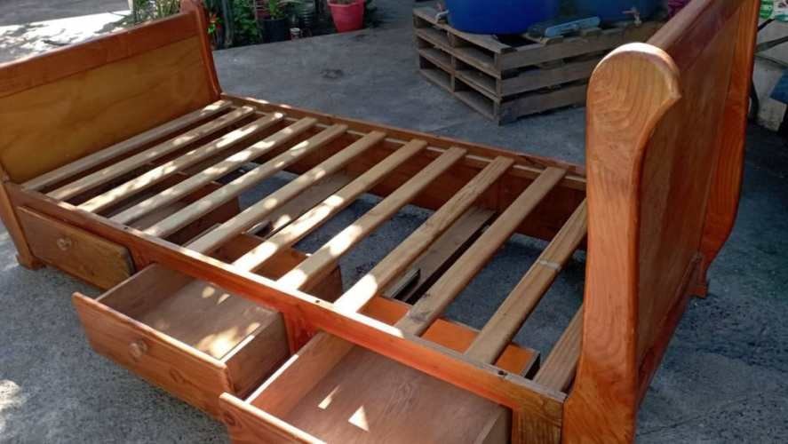 <p>Cama madera con cajoneras</p>