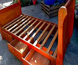 <p>Cama madera con cajoneras</p>