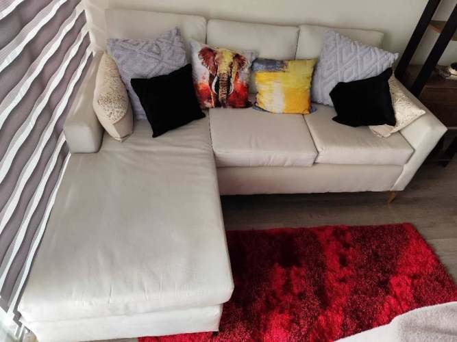 <p>Se vende Sillón en L Beige como nuevo</p>