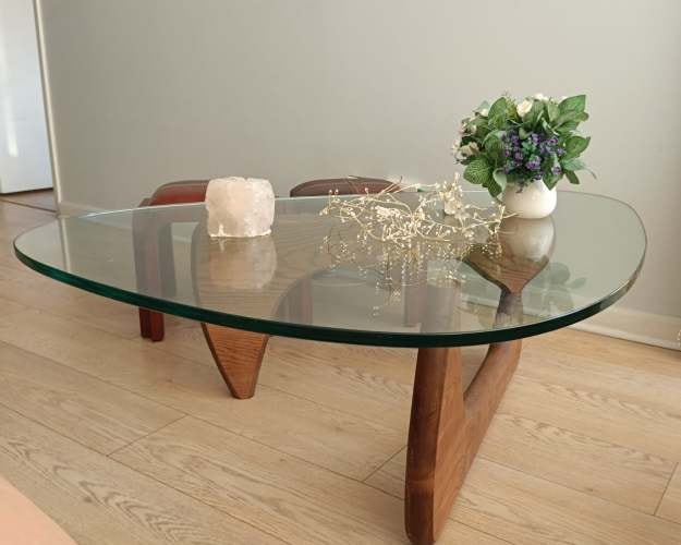 <p>Mesa de centro Noguchi con 2 sillas de cuero</p>