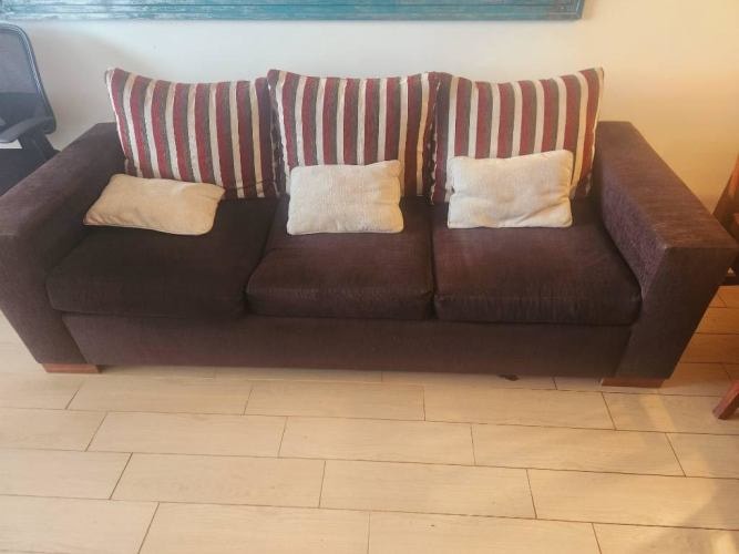 <p>Vende Sofa 3 cuerpos</p>