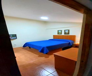 <p>Arriendo habitación individual c/baño y  cocina privados a varón</p>