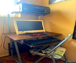 <p>Escritorio más computador y silla</p>