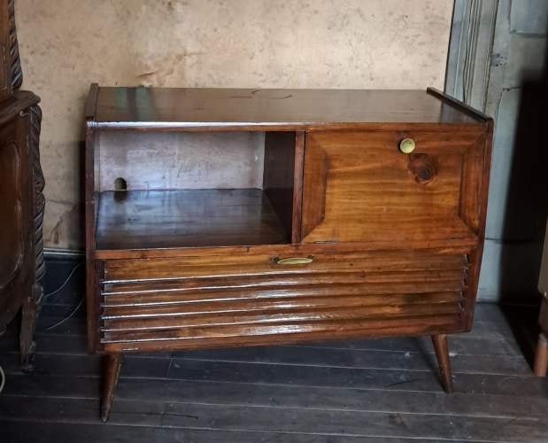 <p>Mueble antiguo para disco y radio</p>