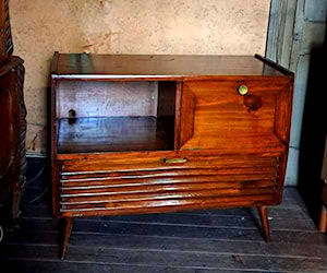 <p>Mueble antiguo para disco y radio</p>