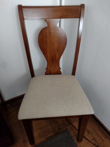 <p>4 Sillas de madera para comedor</p>