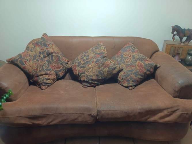 <p>Sofa grande 2 cuerpos en buen estado</p>