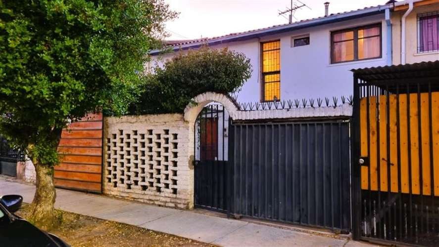 CASA Ernesto Molina con calle Dos de Abril