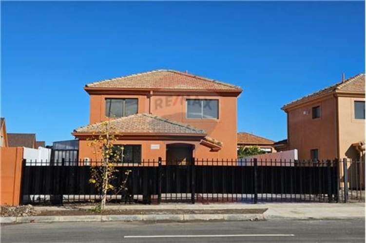 Maravillosa casa nueva en brisas norte con piscina