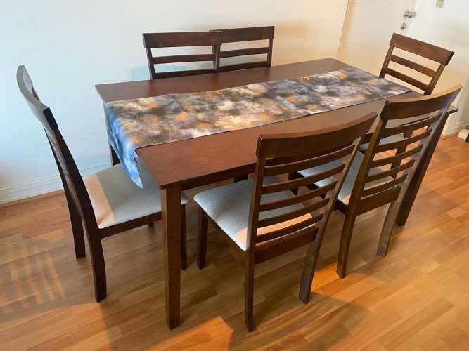 <p>Comedor madera con 6 sillas</p>