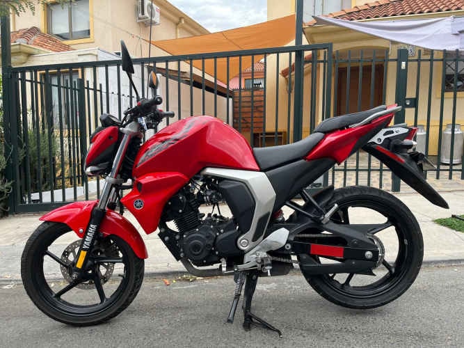 Yamaha FZ 150 + CASCO+CHAQUETA+GUANTES