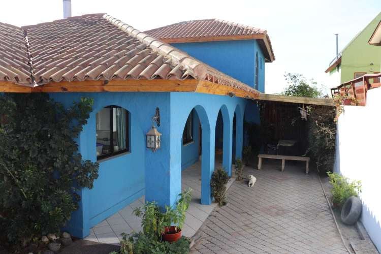 SE VENDE LUMINOSA Y AMPLIA CASA (53551)