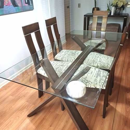 <p>Comedor usado de madera con 5 sillas,</p>