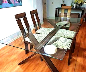 <p>Comedor usado de madera con 5 sillas,</p>