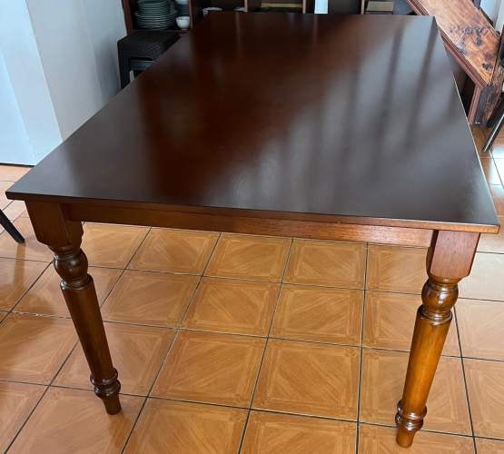 <p>Mesa de comedor de madera conversable</p>