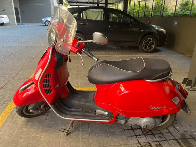 Vespa GTS 300 Super roja italiana 2015