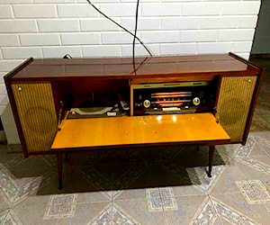 <p>Mueble radio y tocadiscos marca Philips año 59 estereo</p>