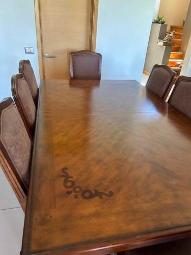 <p>Por cambio de casa vendo muebles, Comedor madera 8 sillas, vitrina, mesa centro, arrimo</p>