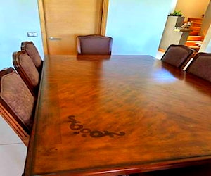 <p>Por cambio de casa vendo muebles, Comedor madera 8 sillas, vitrina, mesa centro, arrimo</p>