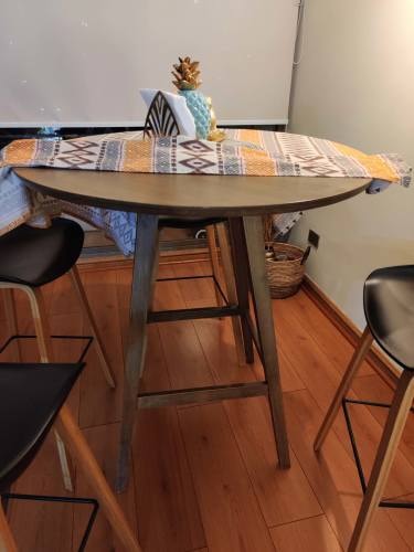 <p>Comedor redondo alto con 4 butacas</p>