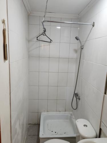 <p>Arriendo pieza con baño independiente y entrada independiente</p> image