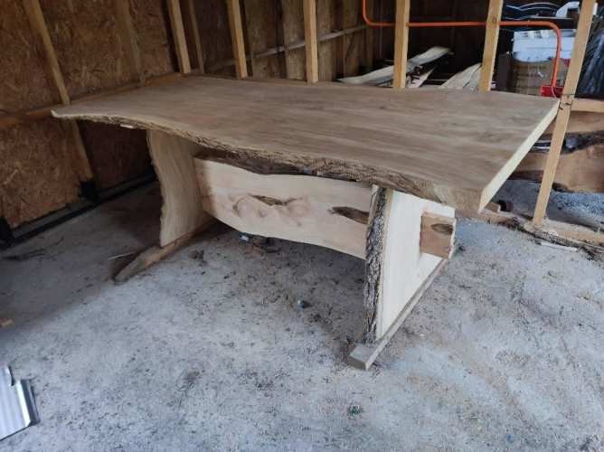 <p>Mesa rustica de castaño</p>