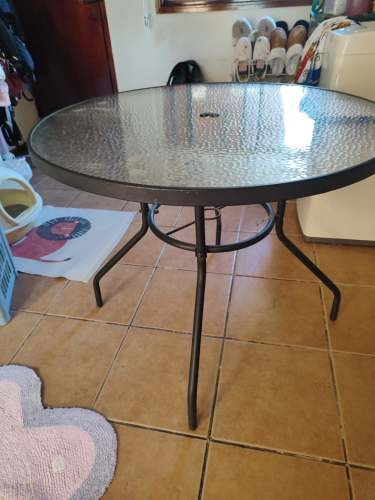 <p>VENDO MESA DE VIDRIO REDONDA</p>