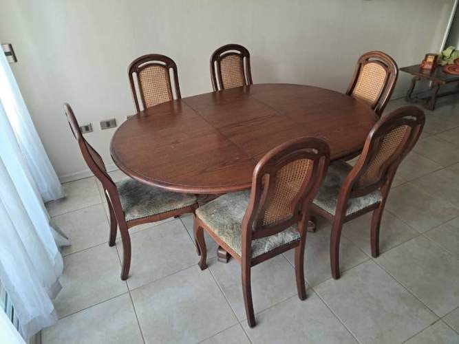 <p>Comedor de madera con 6 sillas</p>