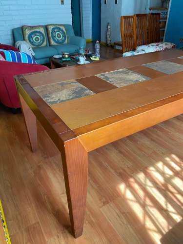 <p>Mesa comedor familiar sin sillas.</p>