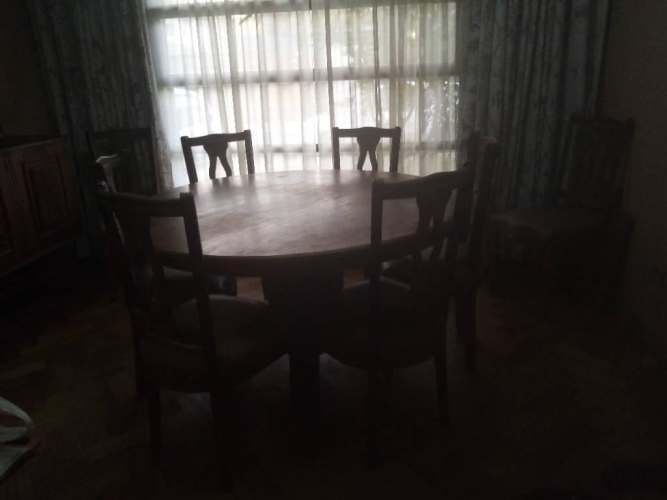 <p>Mesa de comedor y sillas</p>