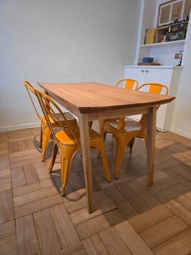 <p>Mesa de comedor rectangular de madera</p>