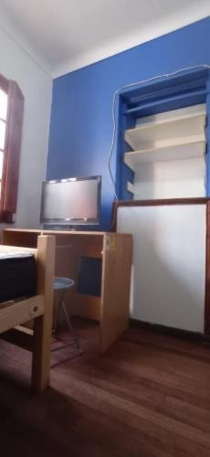 <p>Habitación a media cuadra Metro Bustamante</p>