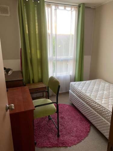 <p>Arriendo pieza amoblada estudiante mujer</p>