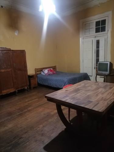 <p>Se arrienda pieza amoblada en pleno centro de Valparaíso</p> image