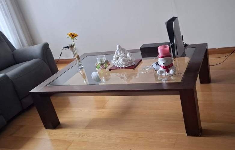 <p>Mesa de centro de madera solida y vidrio, usada, hecha a medida por Caco Trucco</p>