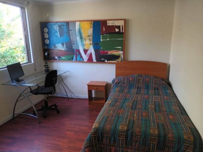 <p>Habitación grande en condominio en La Reina</p> image