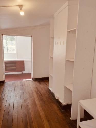 <p>Pieza que sirve como habitación u oficina</p> image