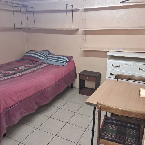 <p>pieza solida wc privado amoblada 14 vicuña a 3c metro bellavista</p>