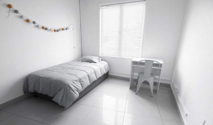 <p>Habitación semi-amoblada a pasos de metro.</p>