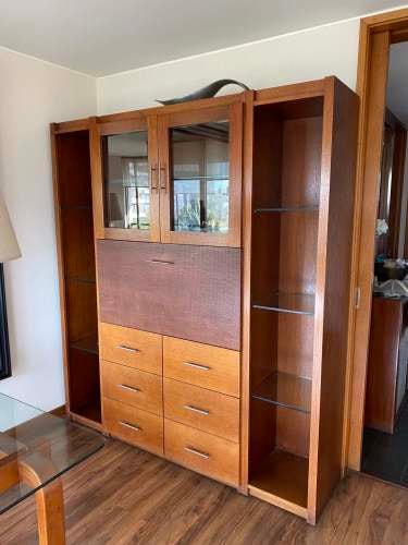 <p>Vendo elegante mueble bar de diseño – excelente estado</p>