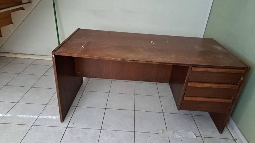 <p>Vendo escritorios</p>