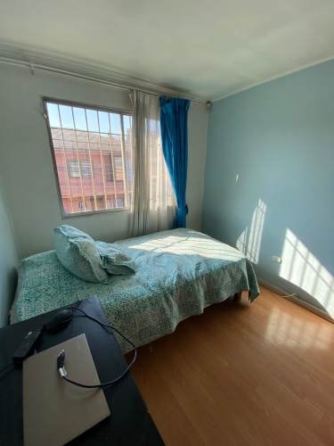 <p>Dormitorio con ubicación norte soleada 2do piso en casa para mujer</p>