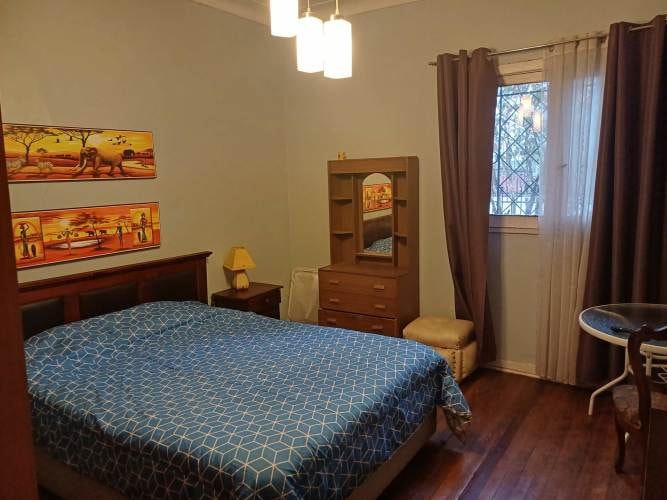 <p>Pieza grande en casa de familia</p>