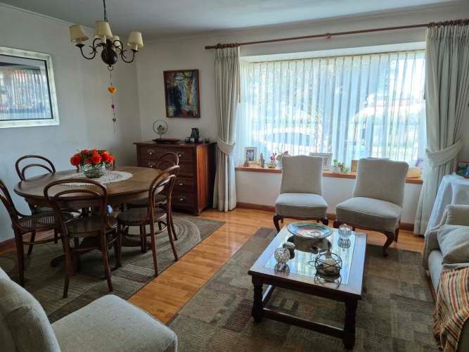 <p>Pieza independiente en arriendo en casa muy bien ubicada</p>