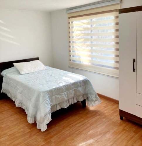 <p>Se arrienda habitación amoblada</p>
