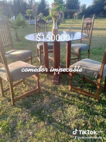 <p>Hermoso comedor con cubierta de vidrio</p>